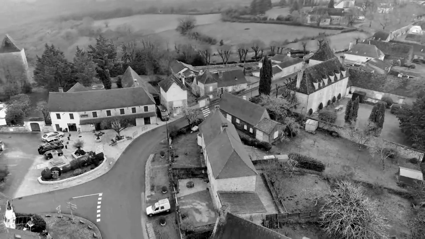 Centre-bourg d'une commune française vu par drone
