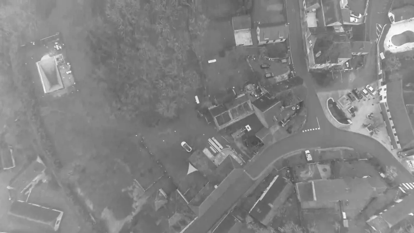 Vue verticale par drone d'un village, utilisée pour inspection et suivi de chantier
